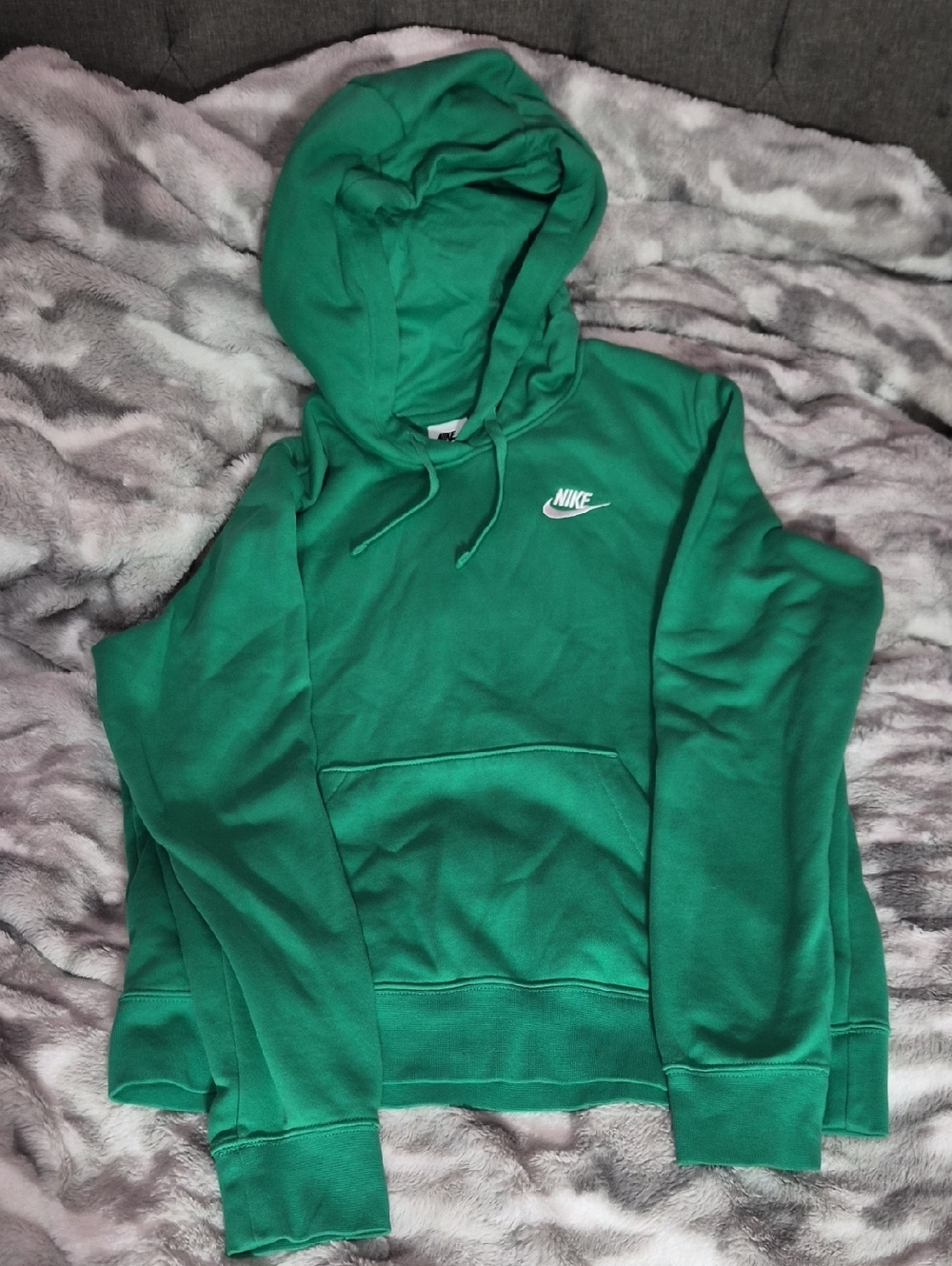 NWOT Nike Green Adult Medium Pullover Hoodie with White Logo